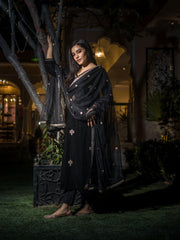 Eshani Black Velvet hand work Kurta pant With Net Dupatta set - divenaworld.com